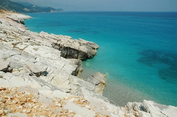 Praia rochosa na Albânia — Fotografia de Stock