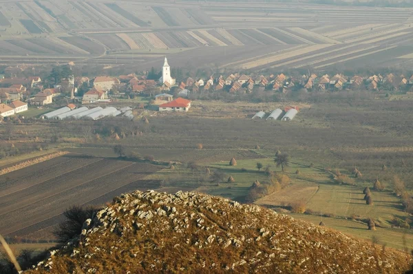 Veduta del villaggio di Coltesti nel mezzo di un campo. Transilvania — Foto Stock
