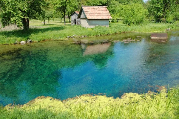 Озеро с маленьким домом — стоковое фото