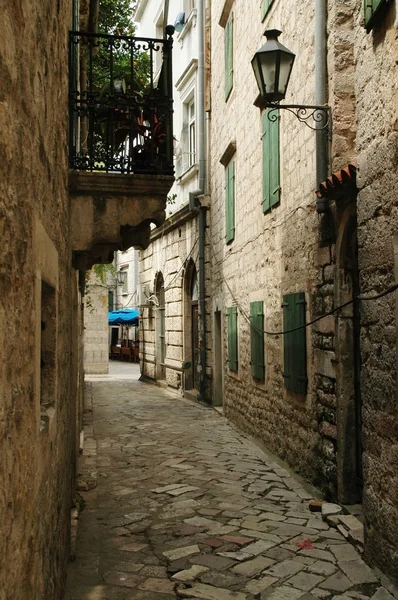 Strada stretta della vecchia Kotor, costa adriatica, Montenegro — Foto Stock