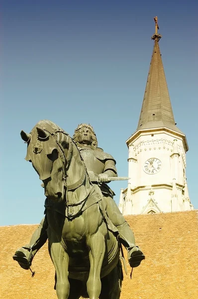 クルージュ ナポカ、トランシルヴァニアの王マティアスの像 — ストック写真