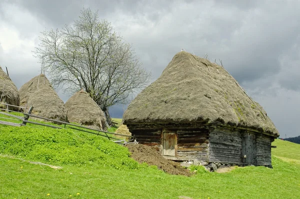 Casa de madera rústica en Transilvania, Rumania — Foto de Stock