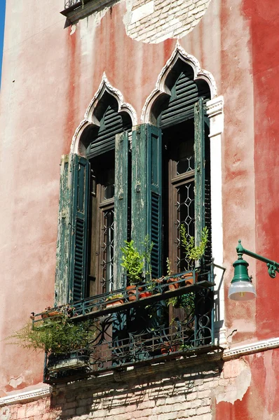 Окна в Древней Венеции — стоковое фото