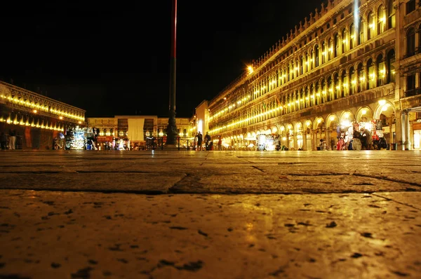 Noční scéna San marco plaza v Benátkách, Itálie — Stock fotografie