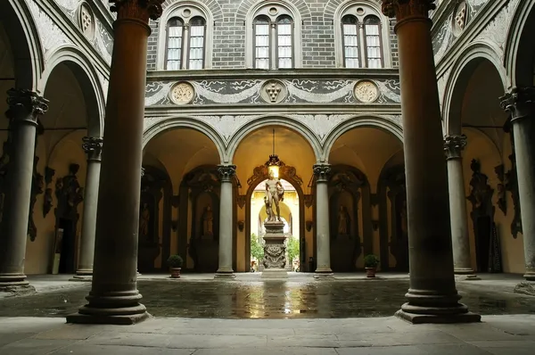 Inner courtyard of Medici Riccardi Palace. Florence, Italy — Stock Photo, Image