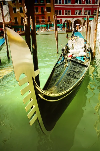 Традиционная гондола в Венеции, Италия — стоковое фото