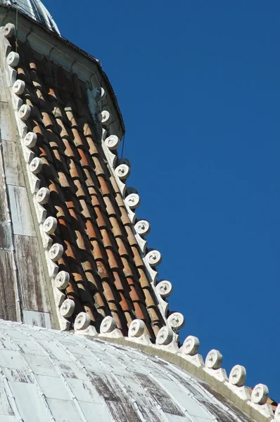 Detail van de architectuur van de sierlijke dak van het Baptisterium van pisa cathedral — Stockfoto