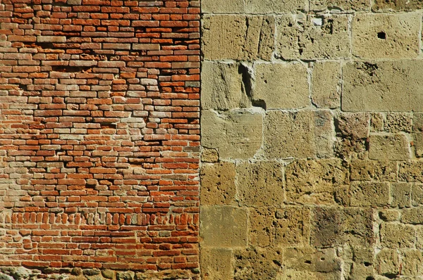 Stará zeď z cihel a kamení. Pisa, Itálie — Stock fotografie