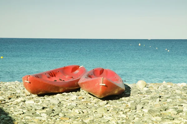 Caiaques de mar na praia — Fotografia de Stock