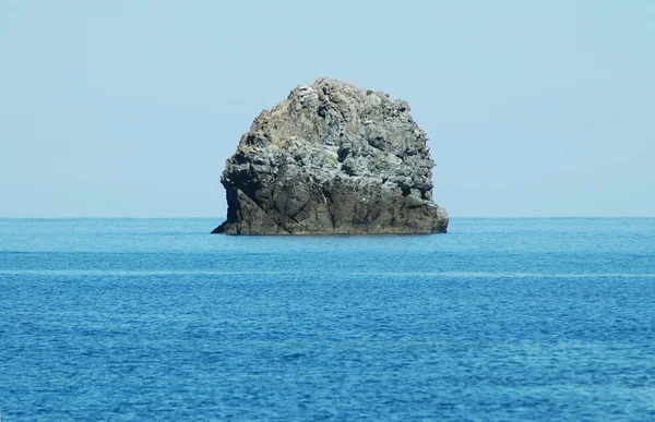 Kleine rotsachtige eiland in corsica — Stockfoto