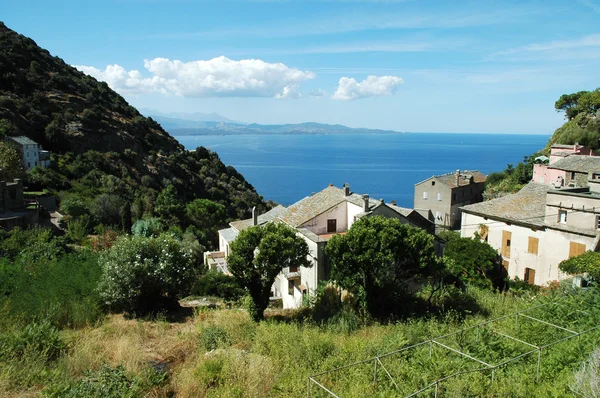 Nonza vesnice s výhledem na moře. Korsika — Stock fotografie