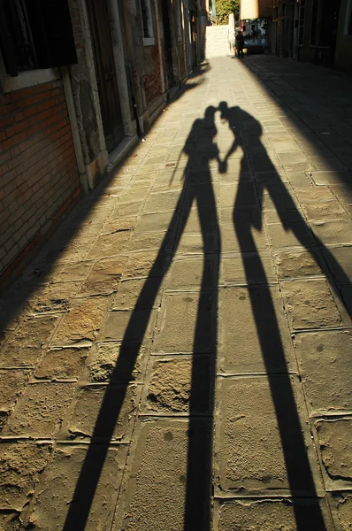 Shadow of walking lovers — Stock Photo, Image