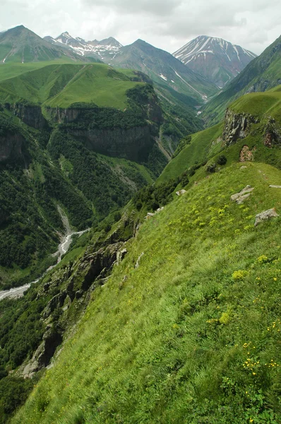 Georgiska militära highway, Kaukasus bergen — Stockfoto