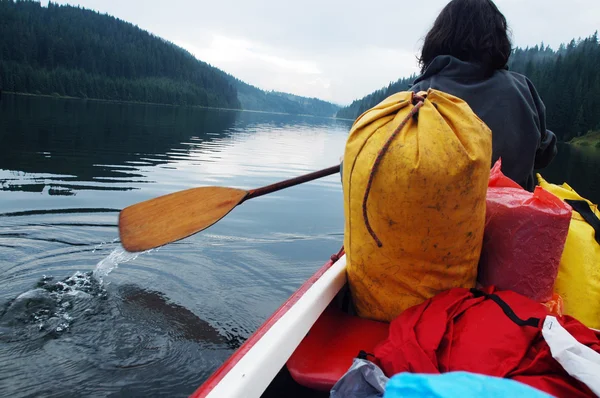 Canoagem menina em um lago — Fotografia de Stock