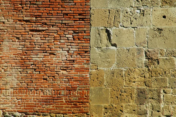 Stary mur z cegieł i kamieni. Pisa, Włochy — Zdjęcie stockowe