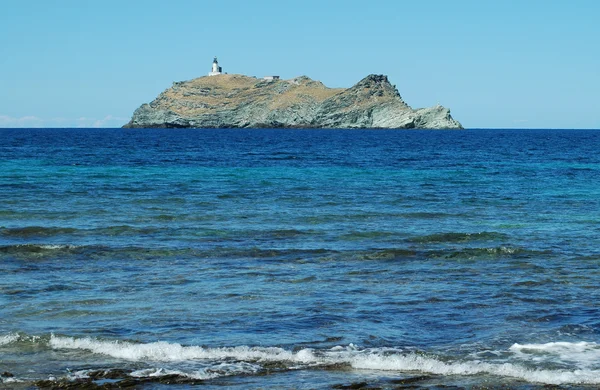 Вид на море и остров Иль-де-Жиралья, Корсика — стоковое фото