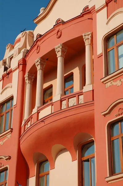 Barok dom pomalowany na czerwono. Oradea, Rumunia — Zdjęcie stockowe