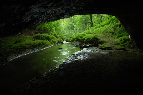 Reflektion av en grottan ingången i grottan vatten — Stockfoto