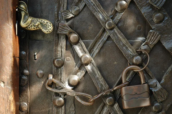 Iron padlock and chain on old door — Stock Photo, Image