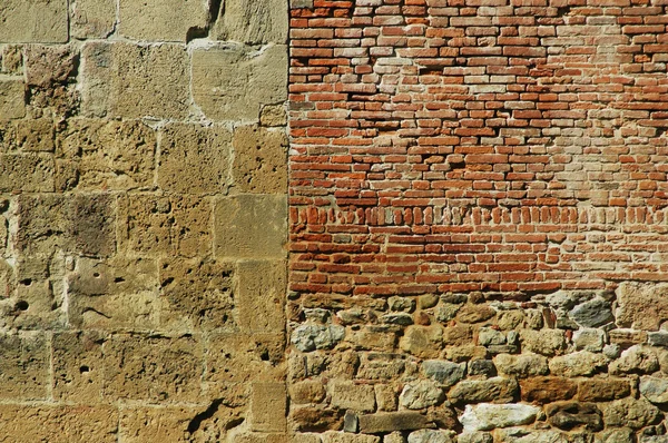 Oude muur met bakstenen en stenen. Pisa, Italië — Stockfoto