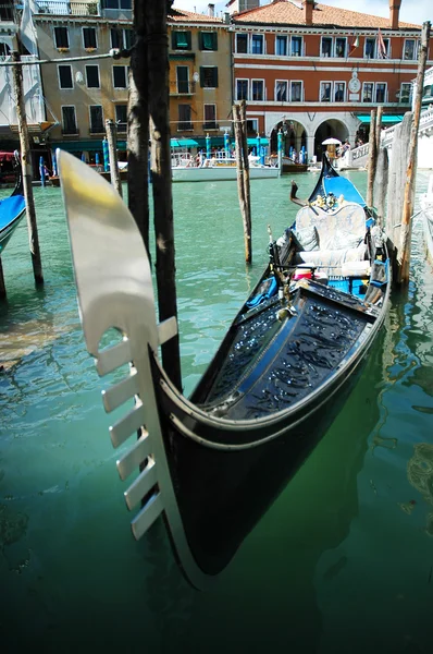 Традиционная гондола в Венеции, Италия — стоковое фото
