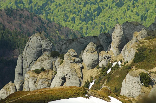 Скалы в горах Чукаса, Румыния — стоковое фото