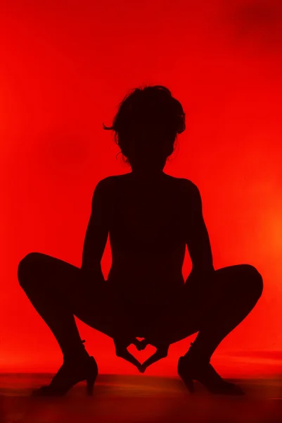 Sexy silhouette donna su sfondo rosso — Foto Stock