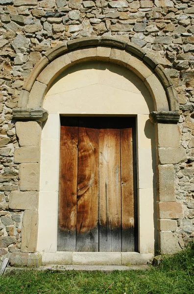 Staré románské dřevěné dveře kostela, Rumunsko — Stock fotografie