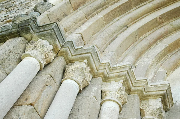 Detalles arquitectónicos románicos . — Foto de Stock