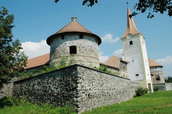 Versterkte kerk met verdedigingsmuur in Transsylvanië, Roemenië — Stockfoto