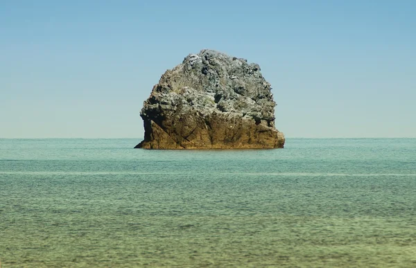 コルシカ島の小さな岩の島 — ストック写真