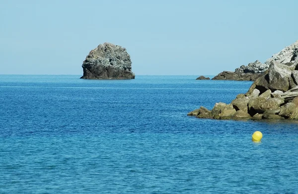 Kleine rotsachtige eiland in corsica — Stockfoto