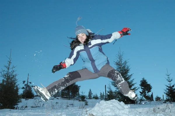 Menina salto feliz no inverno — Fotografia de Stock