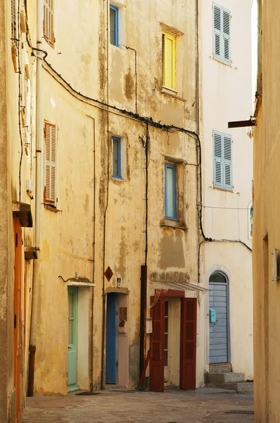 Wąska ulica calvi, Korsyka — Zdjęcie stockowe