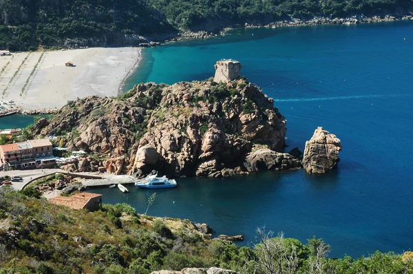 Spiaggia e torre genovese a Porto, Corsica — Foto Stock