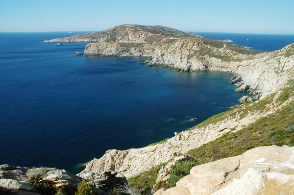 Güzel kayalık sahil, Deniz Manzaralı. Korsika Adası — Stok fotoğraf