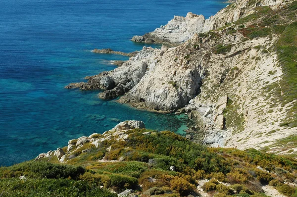 Krásné skalnaté pláže, s výhledem na moře. ostrov Korsika — Stock fotografie