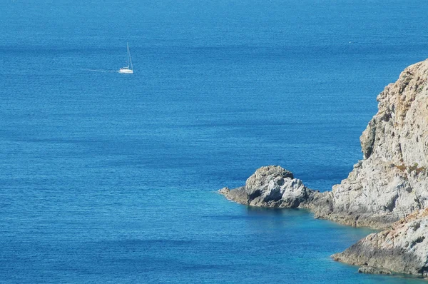 Hermosa playa rocosa, vista al mar. Isla de Córcega —  Fotos de Stock
