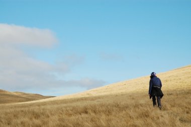 Yalnız kadın dağlarda trekking