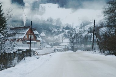 bir kış soğuk günde köy yolu