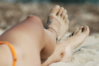 Sahilde kadının seksi bacaklar