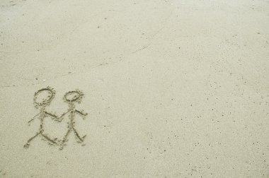 Basit çift sahilde kum çizim