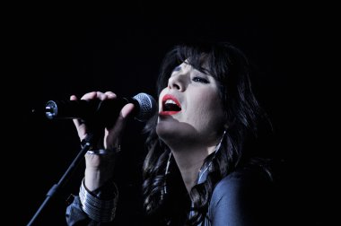 şarkıcı kadın canlı Sahne Alanı'nda gerçekleştirmek