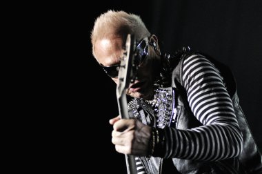 gitarist, canlı sahne alanı üzerinde gerçekleştirir
