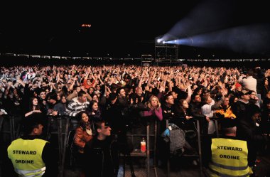 canlı bir konser fanlar