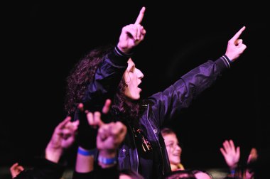 canlı bir konser fanlar