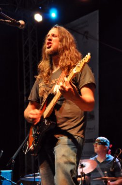 rock konseri, gitarist sahnede canlı