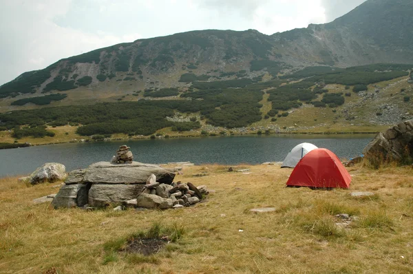 Camping tenten in de buurt van een meer — Stockfoto