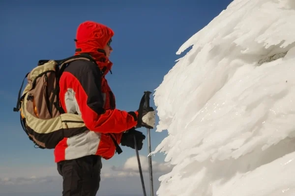 Klättrare på toppmötet nära en korsning med frost iskristaller — Stockfoto