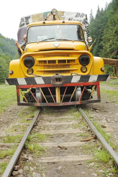 Bil med extra tåg hjul — Stockfoto
